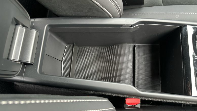 Volvo XC40 2.0 B4P Plus Dark 5dr Auto Petrol Estate